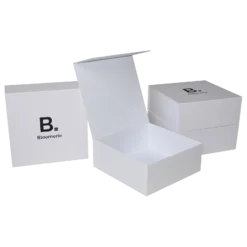 Cutii rigide Magneto Uno C3 25x25x10 texturat bianco_03 serigrafie negru Bloomerie ansamblu 1